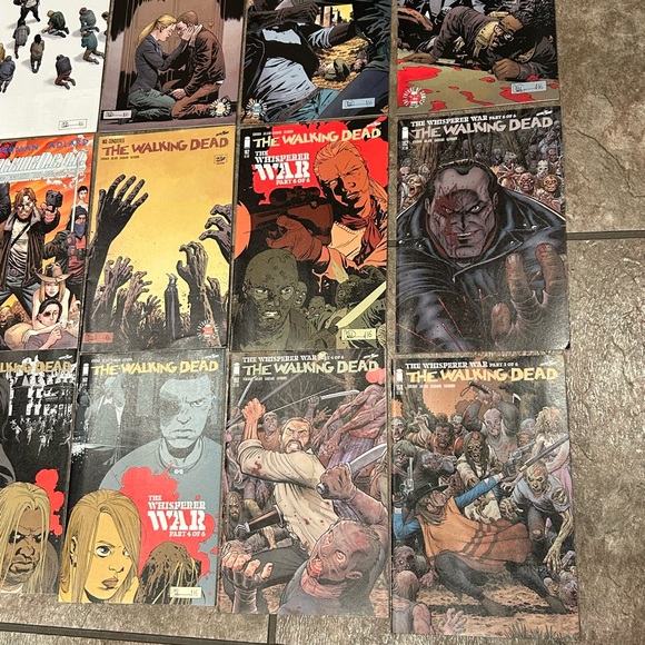 24 Walking Dead comics - Picture 4 of 6